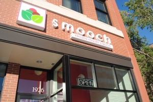 smooch frozen yogurt logo